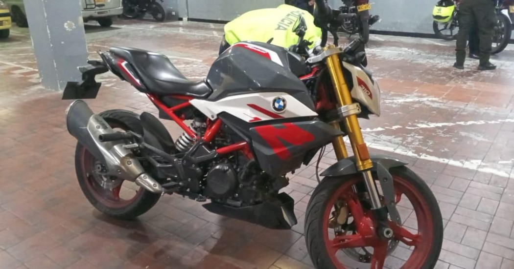 Una moto de alto cilindraje siendo revisada por un Policía