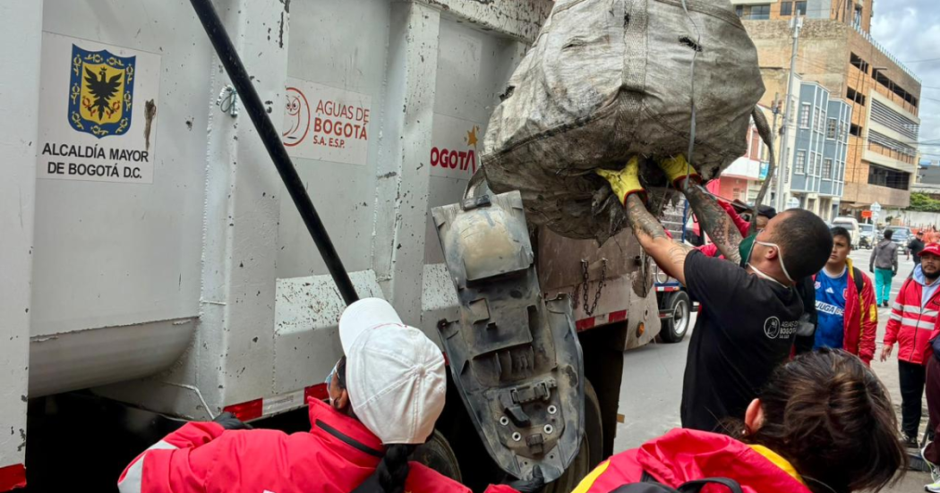 Foto de funcionarios del Distrito en operativo de limpieza