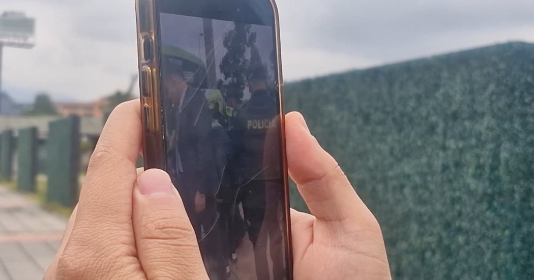 Persona grabando una captura con su celular
