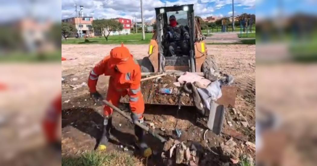 Foto que muestra trabajadores levantando residuos con una pala