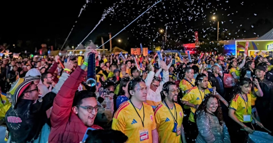 Aficionados celebran en fanzone de Bogotá el triunfo de la selección Colombia contra Congo