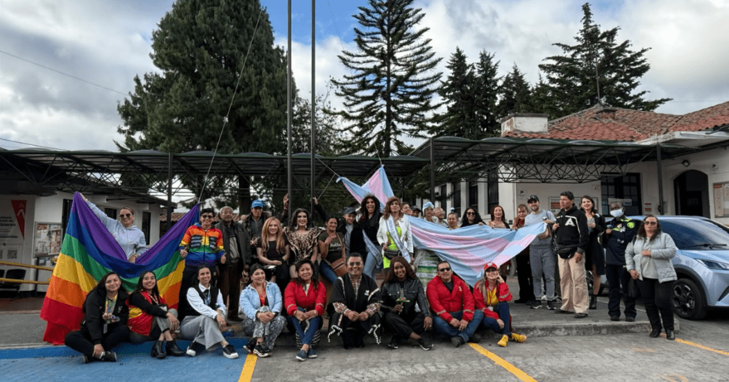 Foto de un grupo de personas con banderas de la comunidad de LGBTI
