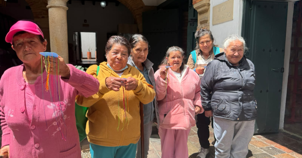 Foto de un grupo de adultos mayores tejiendo