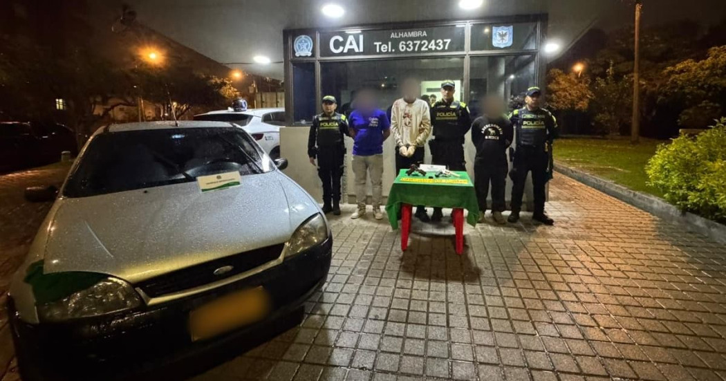 Capturados frente a un CAI, junto a los policías y el material incautado.
