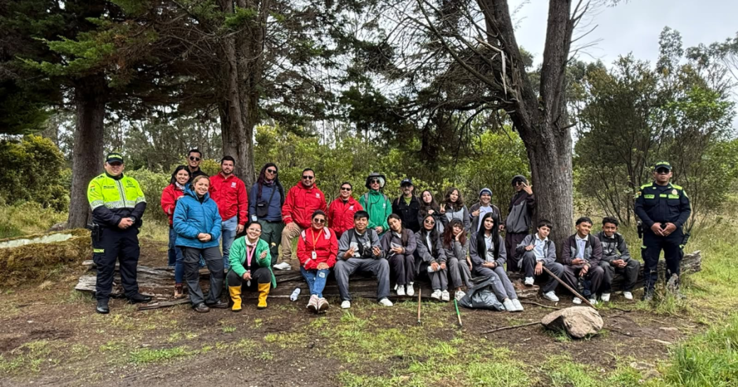 Foto de funcionarios del Districo con estudiantes del colegio José Félix Restrepo.
