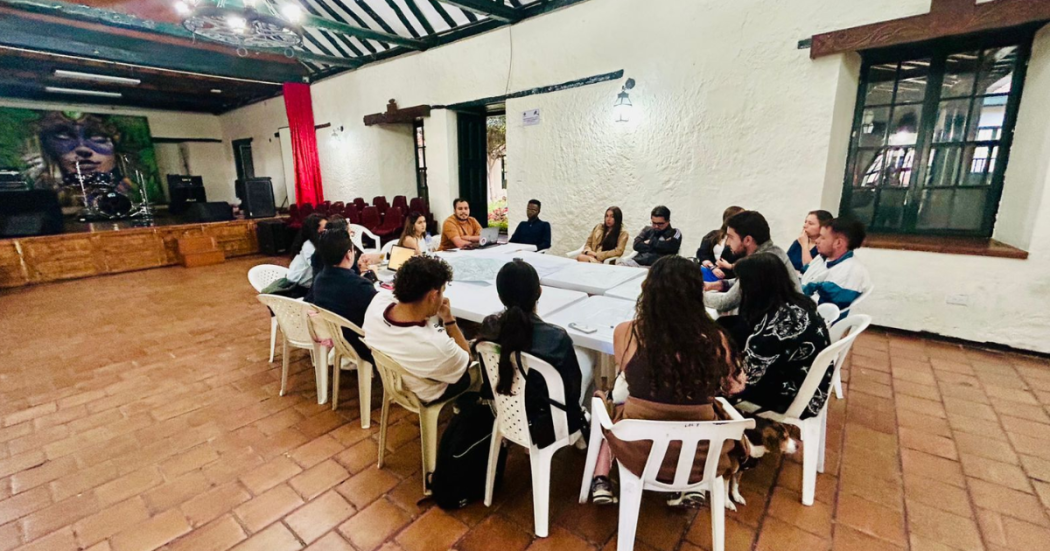 Foto de un grupo de funcionarios en una reunión 