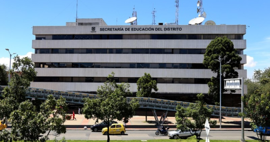 Foto que muestra una edificio con paredes blancas y el un letrero que dice: Secretaría de Educación 