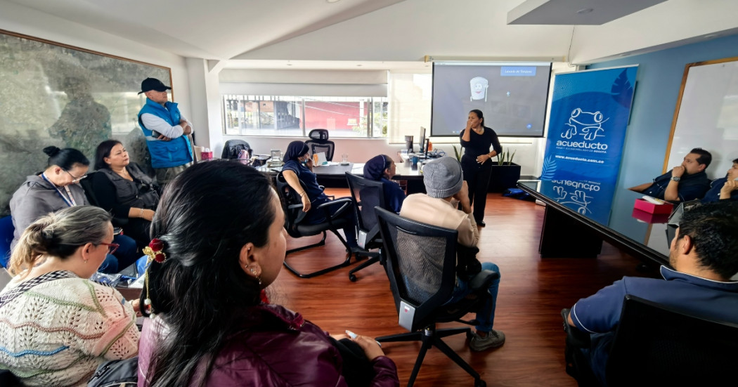 Foto que muestra un grupo de personas reunidas 
