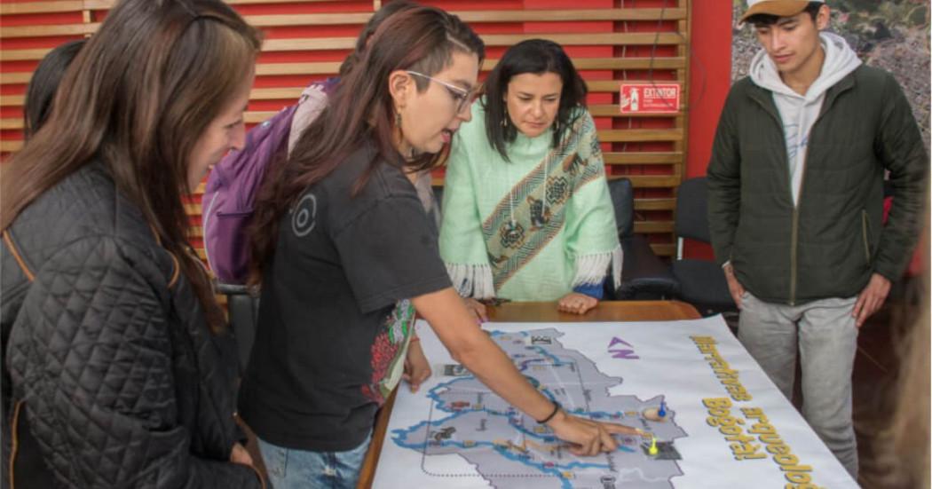 Imagen de personas alrededor de un mapa