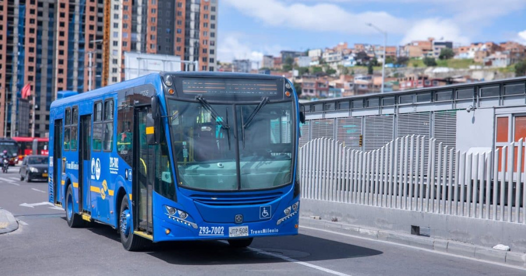 Foto de un bus TransMiZonal de TransMilenio por una de las calles de Bogotá.