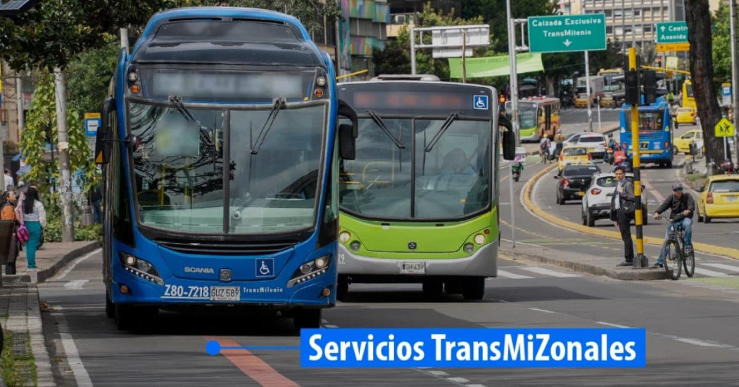 Foto de dos buses de TransMilenio en una vía de Bogotá