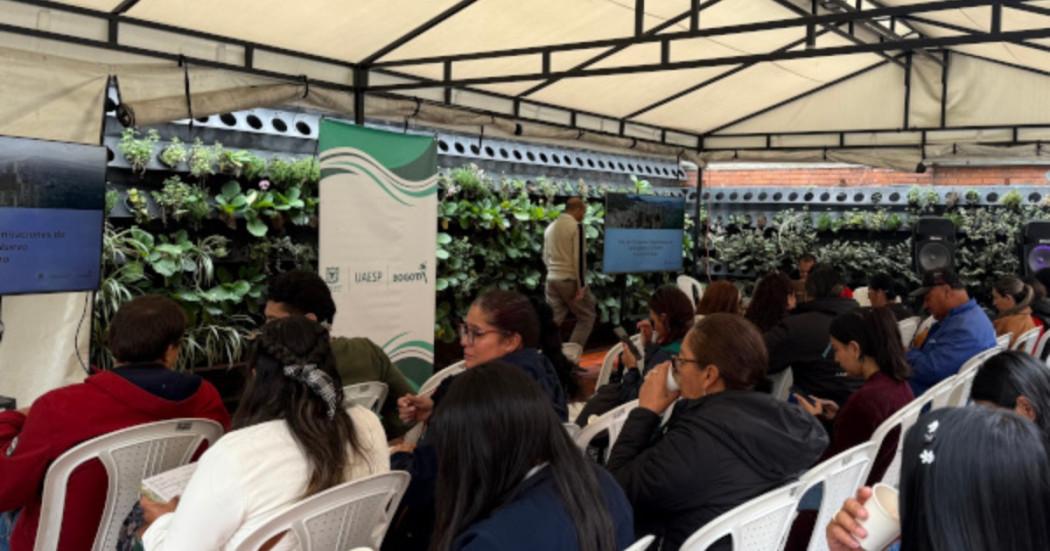 Foto que muestra personas sentadas en una conferencia