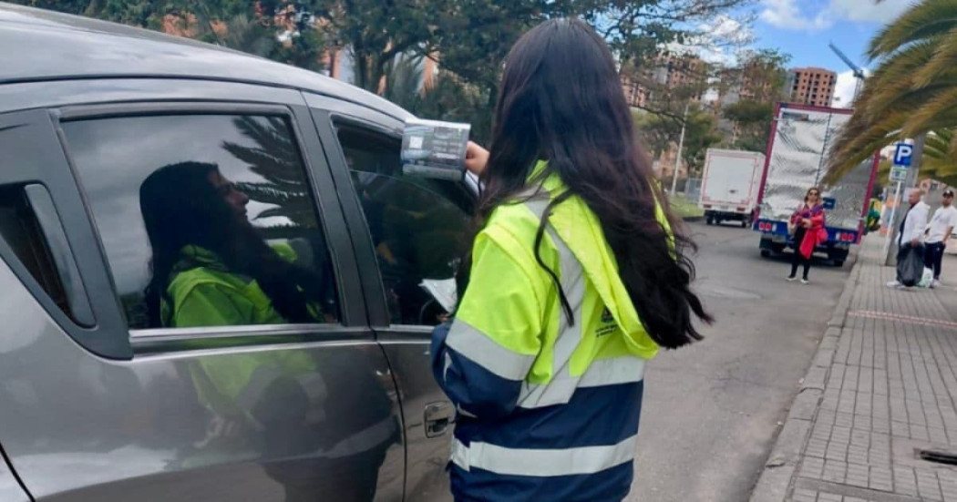 Funcionaria de tránsito en una Zona de Parqueo Pago.