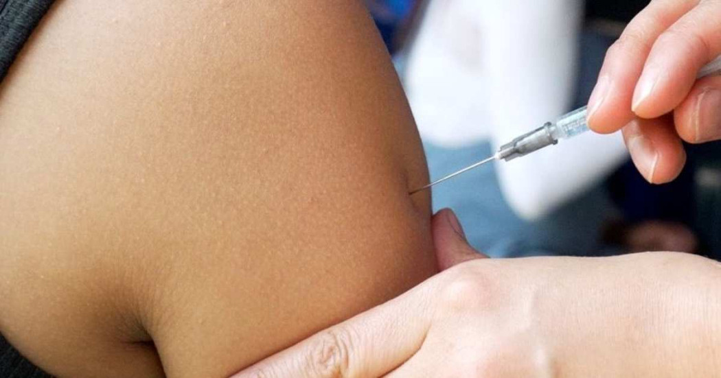 Foto que muestra una persona colocando una vacuna en un brazo 