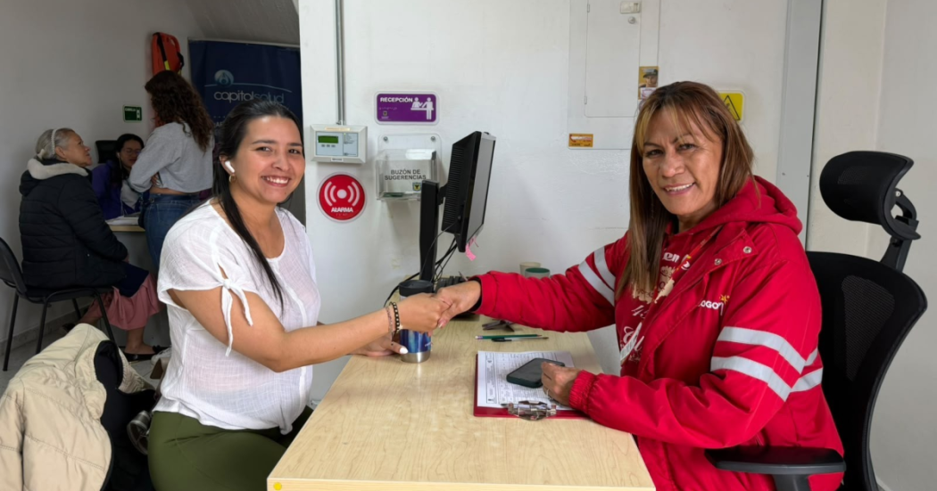 Imagen de Yoselín junto con una funcionaria 