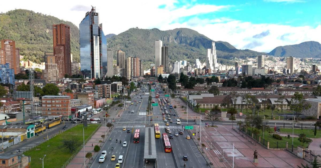 Foto donde se ven varios buses y carros en unam vía de Bogotá
