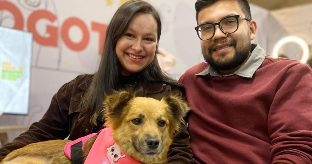 Imagen de referencia de familia bogotana que culmina proceso de adopción responsable en EXPOPET en Bogotá.