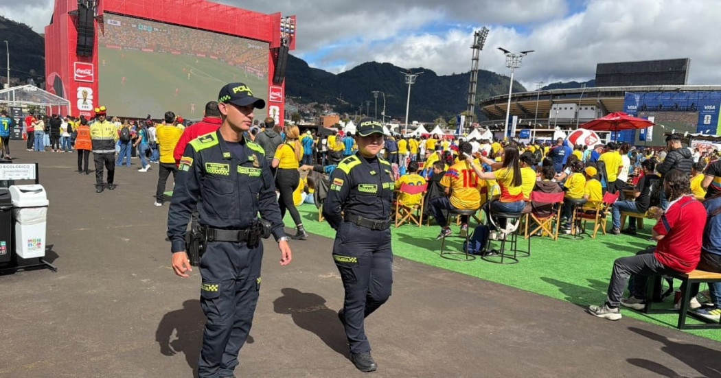 Foto de policías en Bogotá en escenarios de celebración y concentración de hinchas de la Selección Colombia.