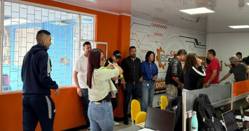 Imagen de jóvenes reunidos en un salón de clases