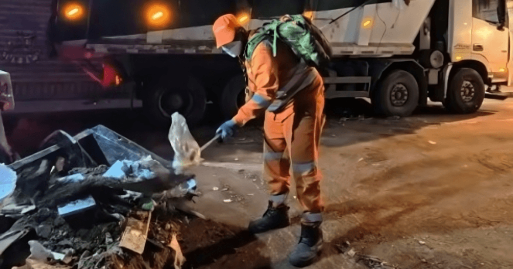 Foto que muestra una persona con una pala recogiendo residuos de las calles