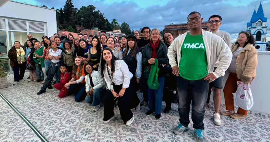 Foto de 400 estudiantes que mejoran su inglés con la Ruta de Bilingüismo de Suba en Bogotá.