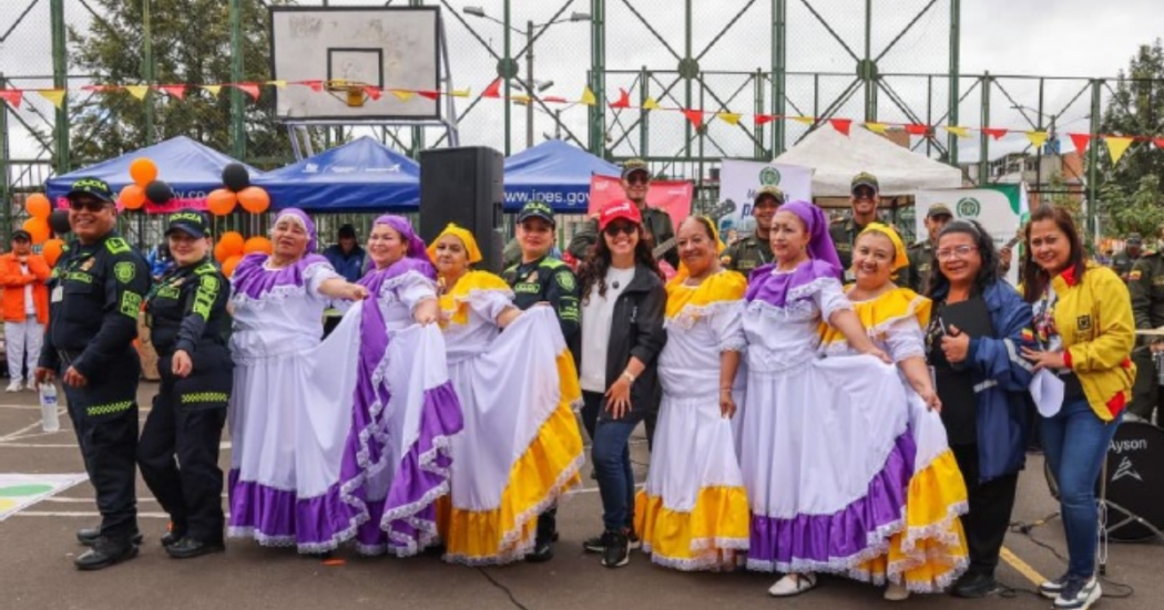 Imagen de personas participando en la feria de servicios
