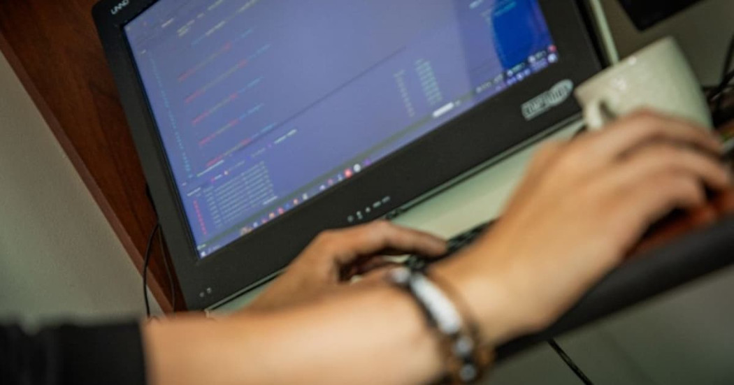 Foto de una persona trabajando en un computador en una empresa de Bogotá.