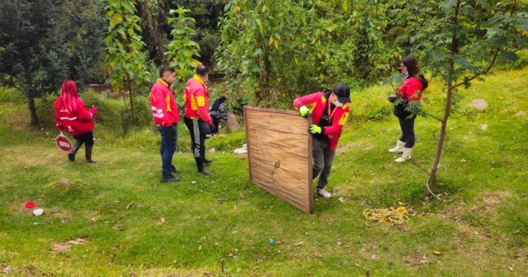 Imagen de operarios recogiendo residuos voluminosos alrededor del río Fucha
