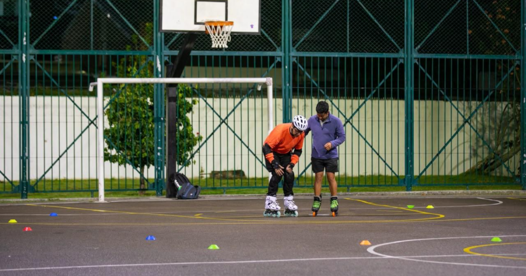 Imagen de una persona patinando en un parque