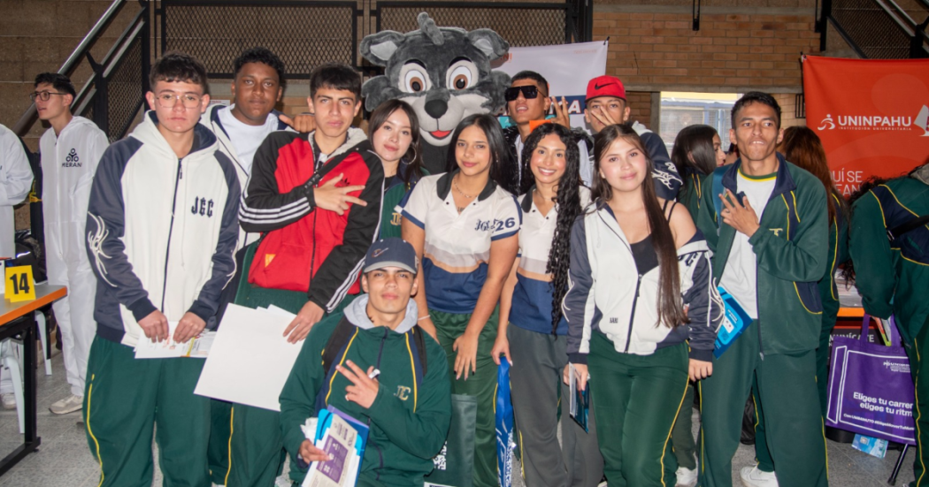 Imagen de estudiantes posando para la foto