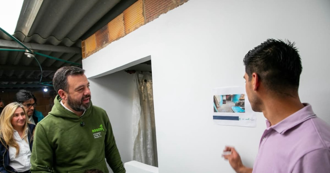Foto durante la visita del alcalde Carlos Fernando Galán a las familias beneficiadas con mejoramientos de vivienda en Usme.