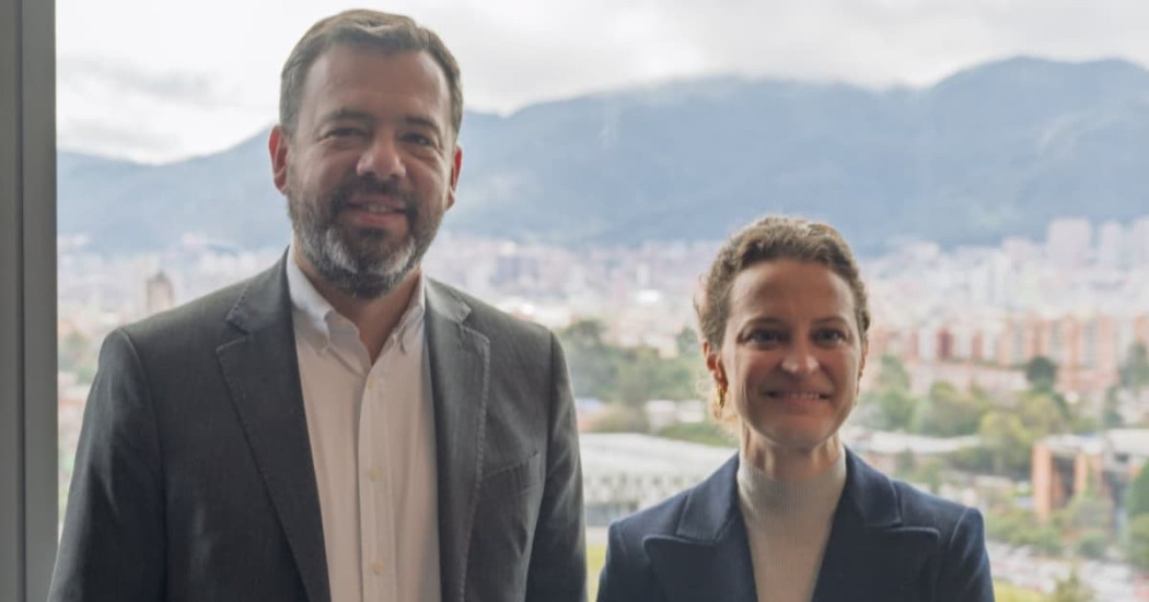 Foto del alcalde Carlos Fernando Galán junto a Susana Cordeiro Guerra, vicepresidenta del Banco Mundial.