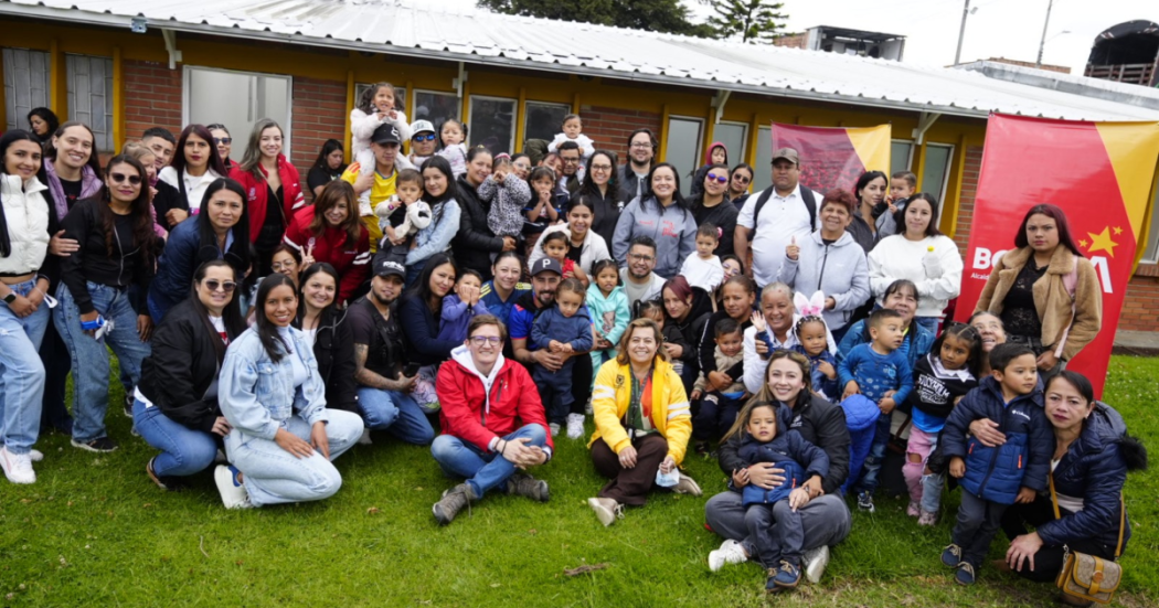 Imagen de profesores y funcionarios posando para la foto
