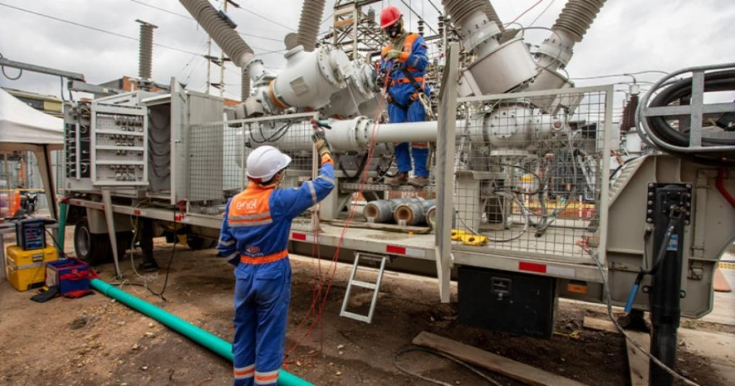Imagen de un técnico de Enel Colombia realizando labora de mantenimiento.