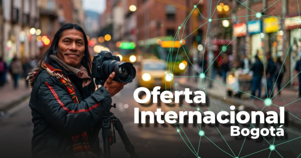 Imagen de un camarógrafo en una calle en Bogotá.