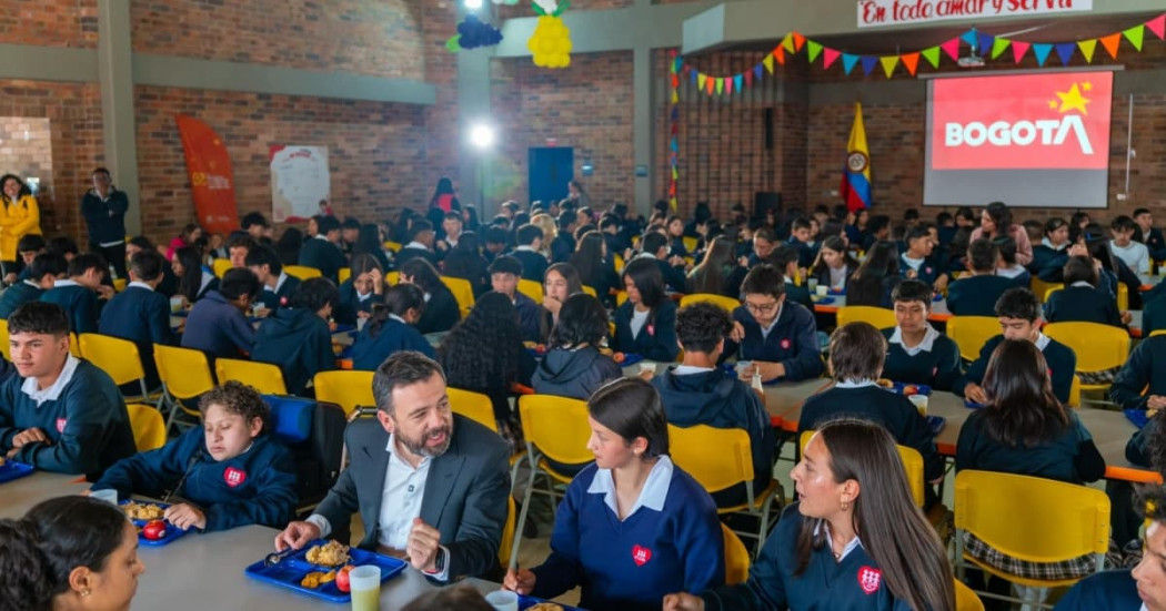 Alcalde Galán almorzando con estudiantes de un colegio de Bogotá