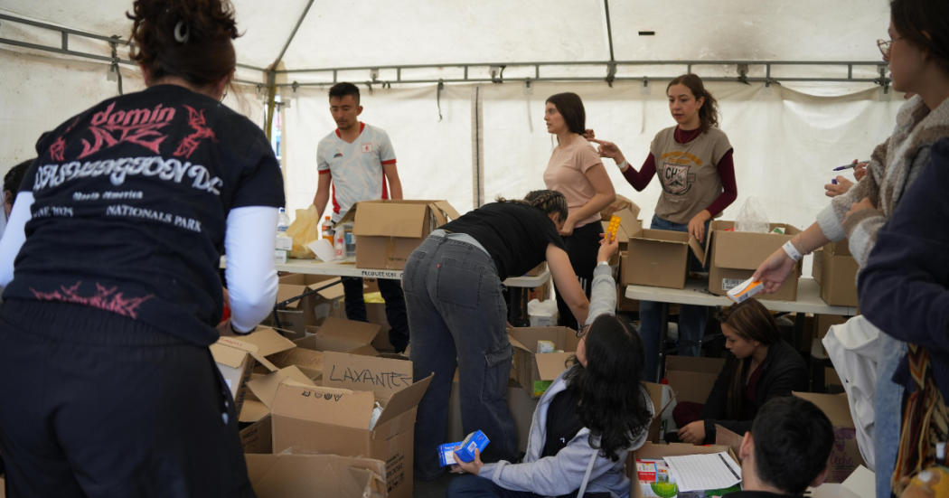 Imagen de personas empacando comida en cajas