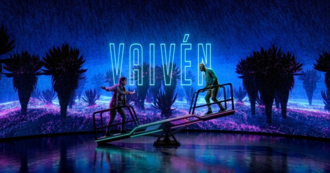 Imagen de dos personas en un puente de luces con fondo en letras de 'Vaivén'