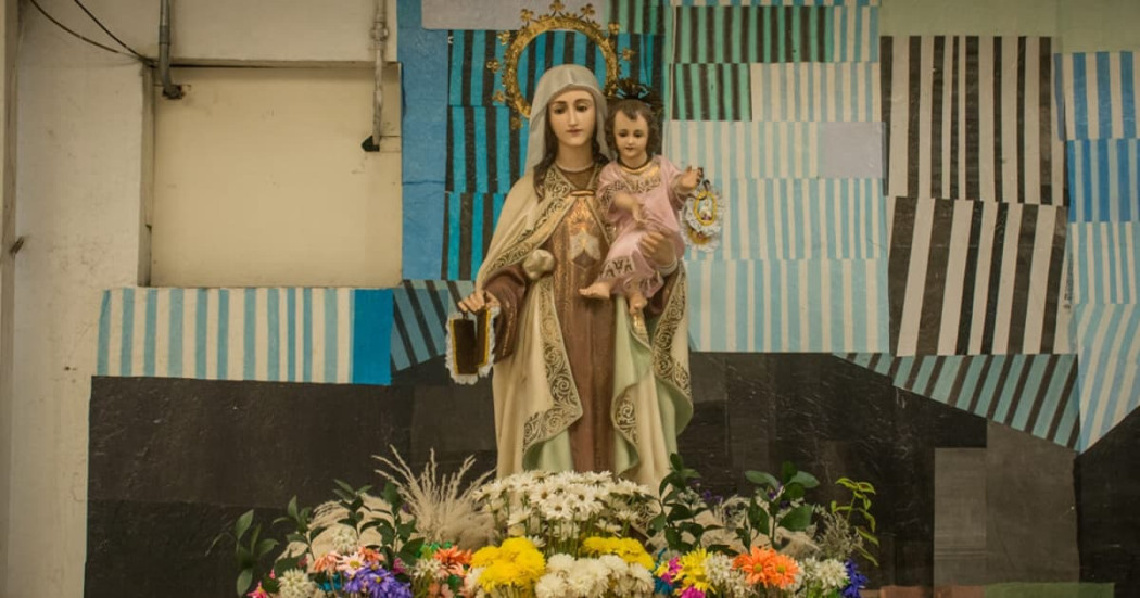 Foto de la Virgen del Carmen en una de las Plazas de Mercado de Bogotá.