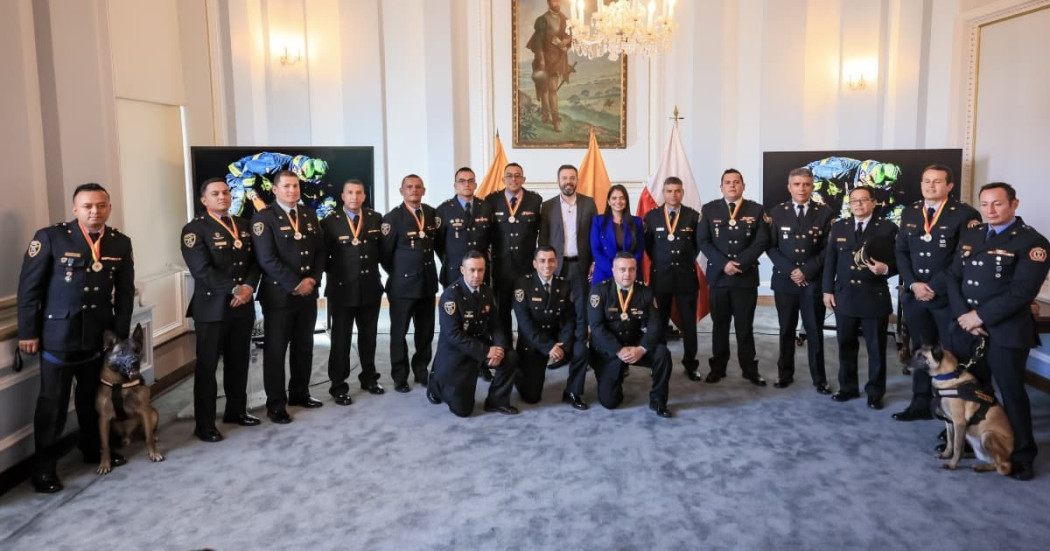Foto de la condecoración a bomberos que salvaron vidas en Venezuela tras el terremoto de junio 2026.