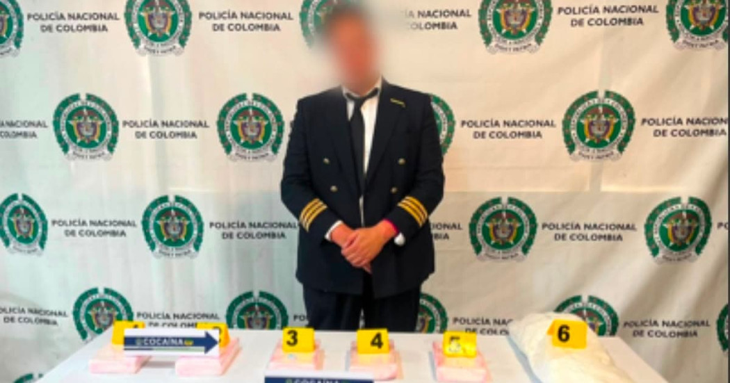 Foto de la captura del falso piloto en el Aeropuerto El Dorado de Bogotá con droga.