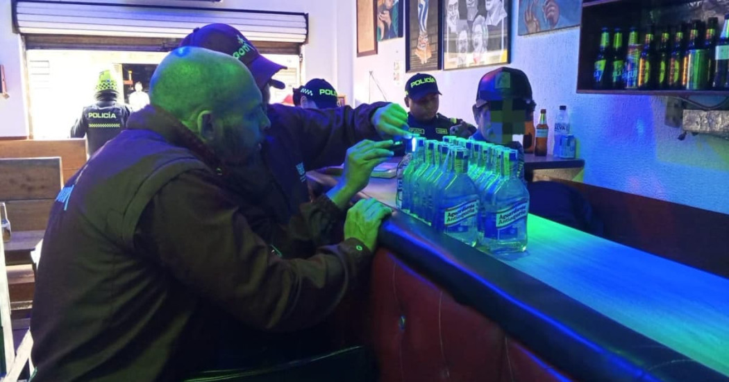 Policía revisando licor adulterado 