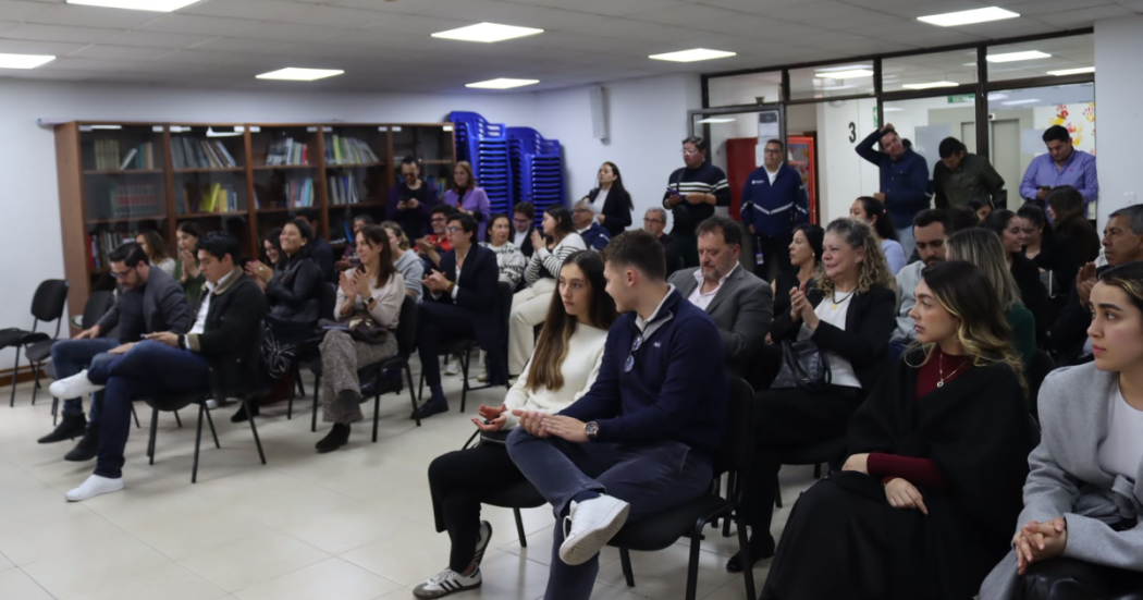 Imagen de emprendedores tomando una charla