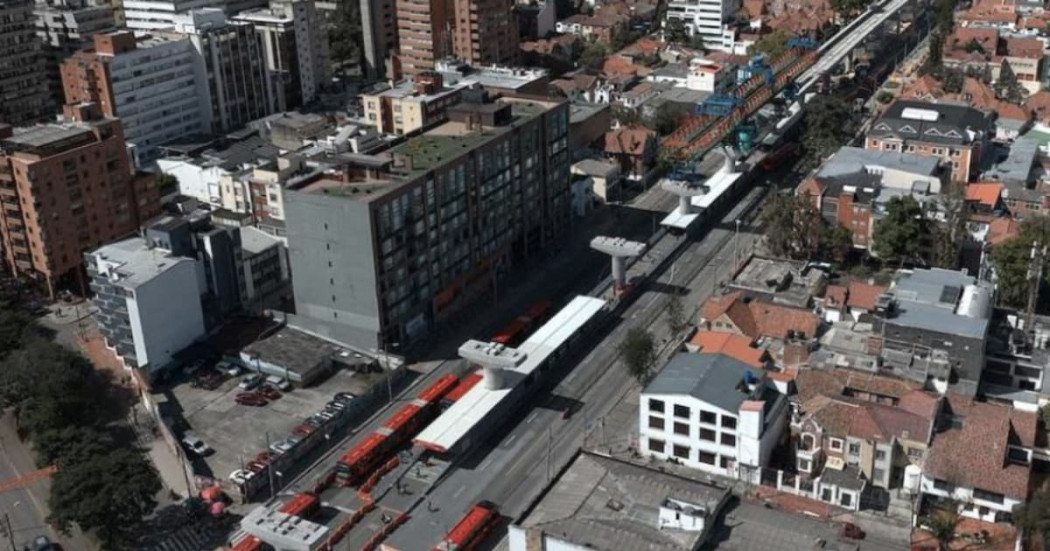 Foto aérea de la estación Av. 39 TransMilenio en la avenida Caracas de Bogotá.