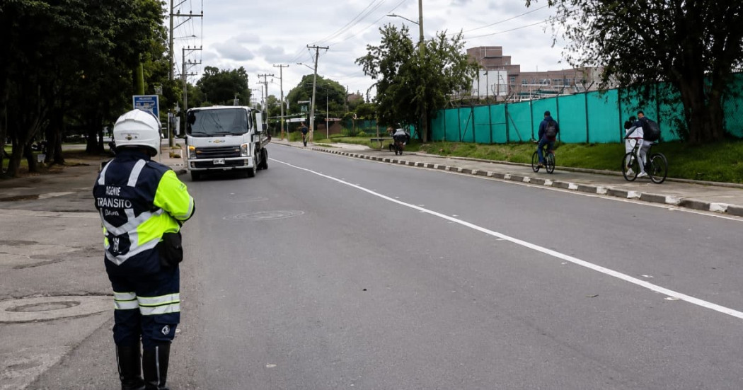 Foto de un gestor de movilidad realizando acciones de control de tráfico en Bogotá.