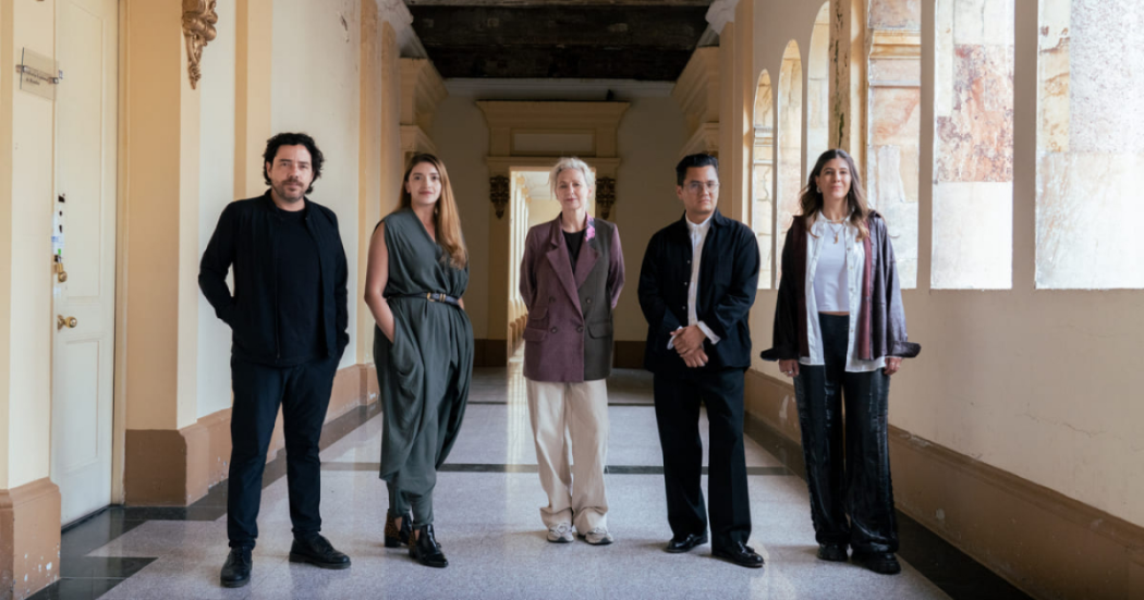 Imagen de tres mujeres y dos hombres, integrantes del Comité Curatorial de BOG27.