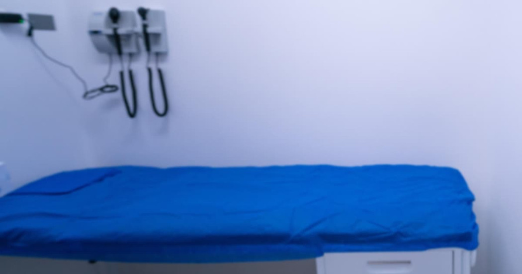 Foto de una camilla de un centro médico.