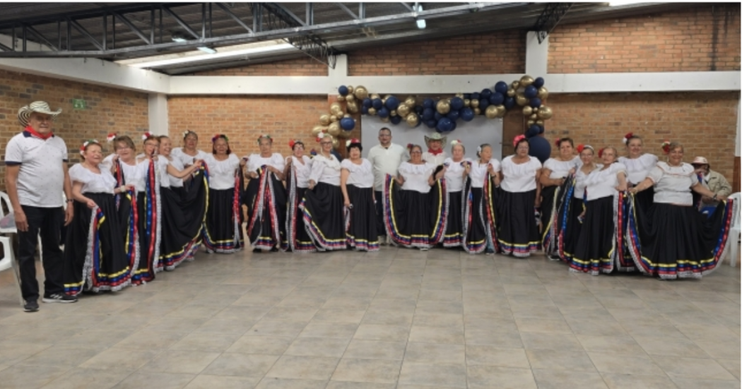 Foto de un grupo de bailarinas e la localidad de Kennedy