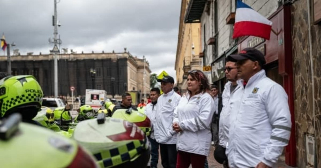Foto de gestores de diálogo marchando por las calles de Bogotá.