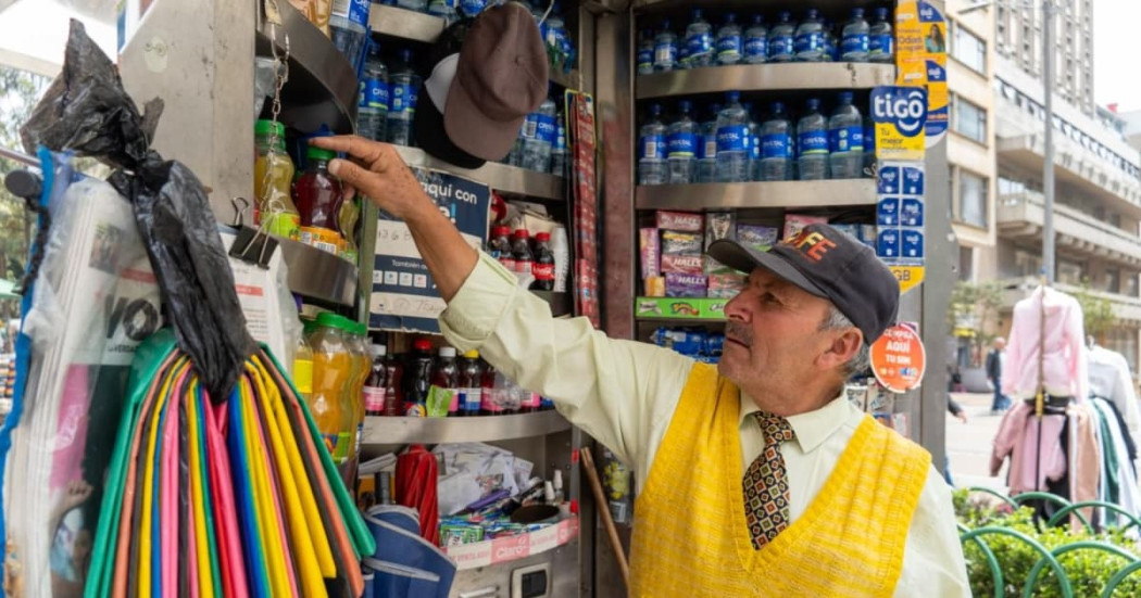 Foto de un vendedor informal en Bogotá en un quiosco.